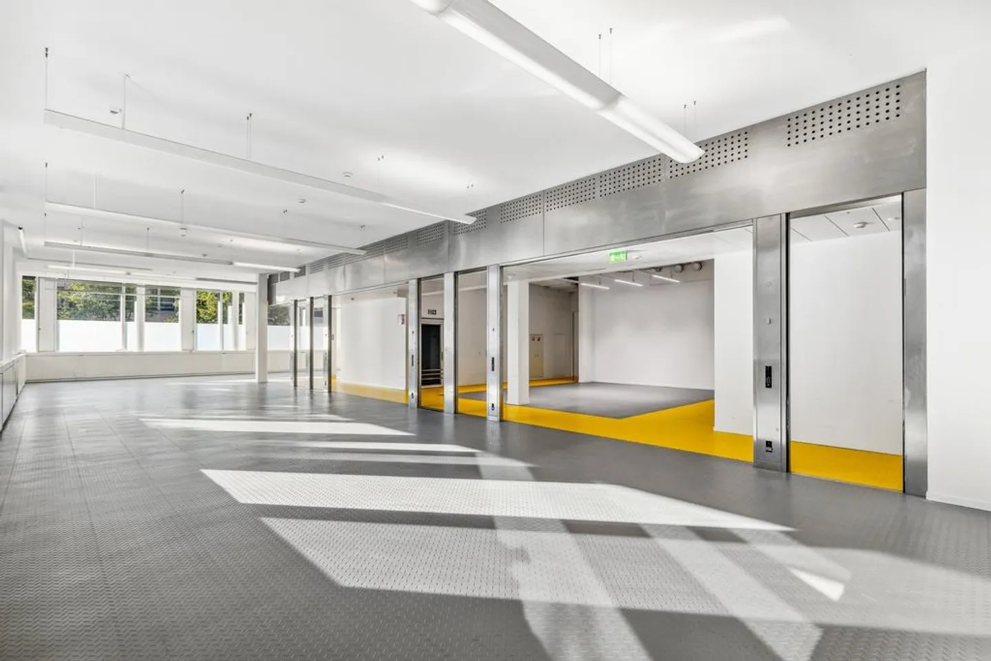 Moderno spazio ufficio/commerciale di 300 m2 in posizione privilegiata ad Adliswil - Foto 5 di 6