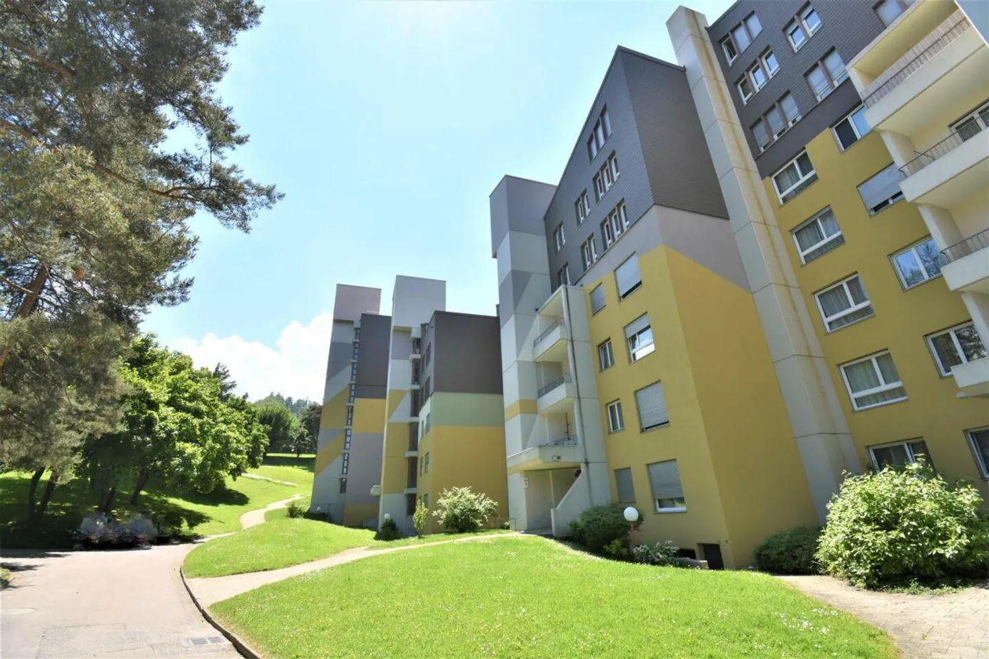 Belle appartement en duplex avec balcon dans un endroit calme - Photo 1 sur 9