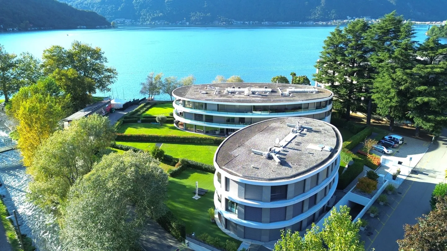 Appartamento 4.5  in bellissima posizione sul lago, PT con grande giardino / 4.5 Zimmer Wohnung in schöner Seelage, EG mit grossem Garten - Foto 2 von 13