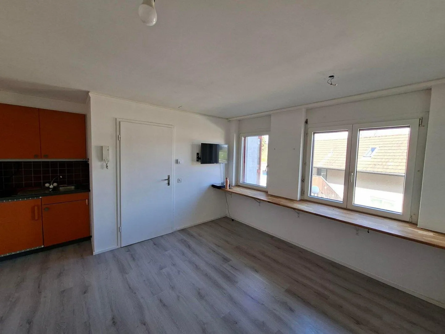 Bureau compact avec petit stockage à Lyss - 30 m² à louer - Photo 3 sur 5