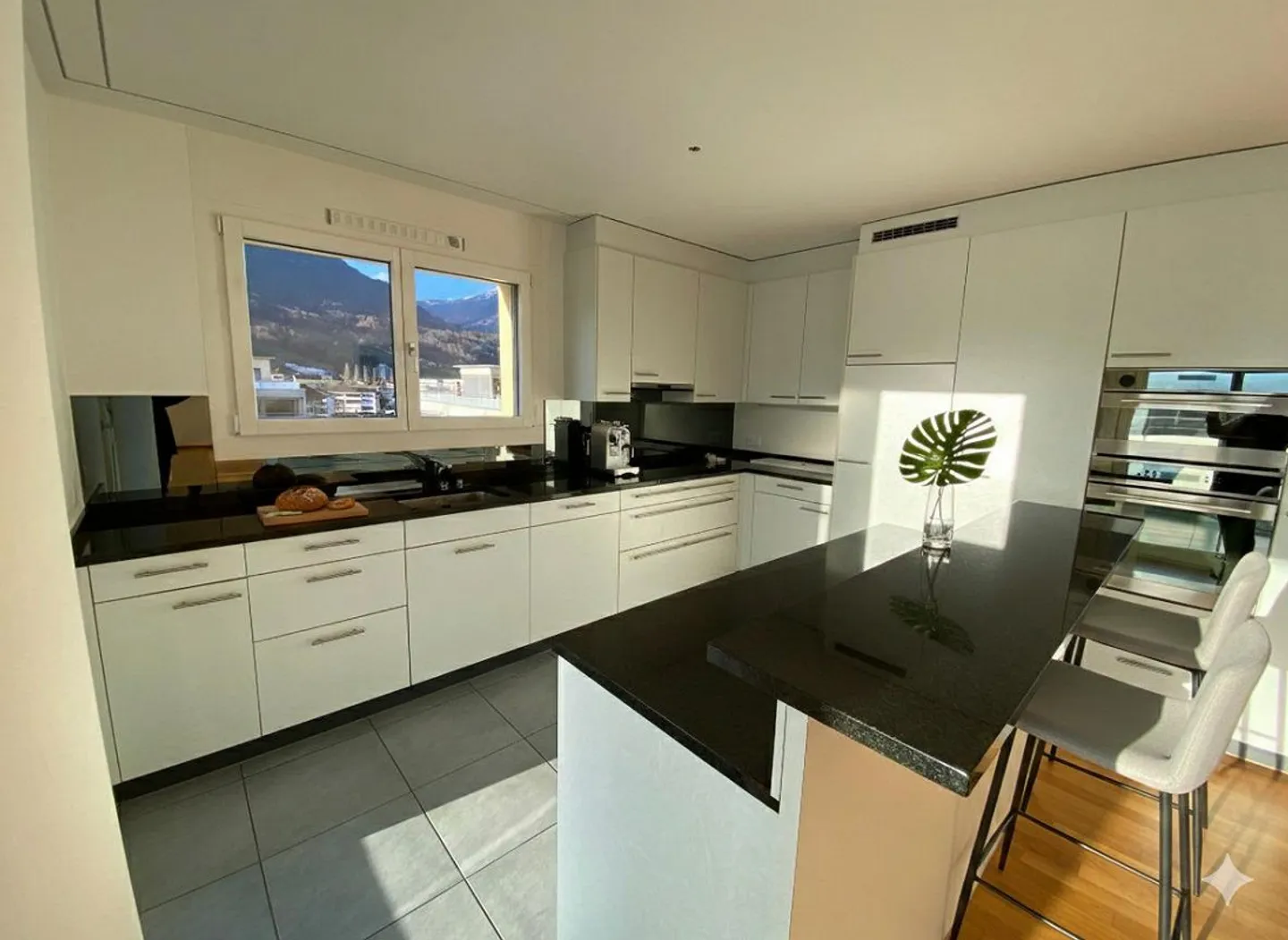 Attic apartment with magnificent views and lots of light - Photo 3 of 14