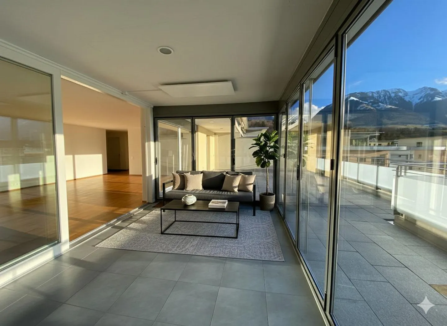 Attic apartment with magnificent views and lots of light - Photo 8 of 14