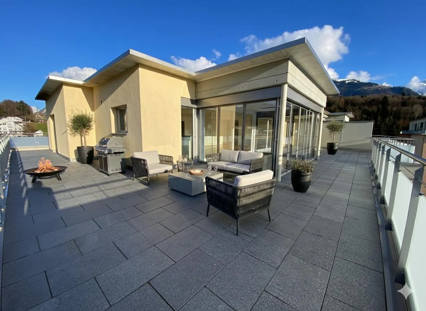 Attic apartment with magnificent views and lots of light - Photo 10 of 14