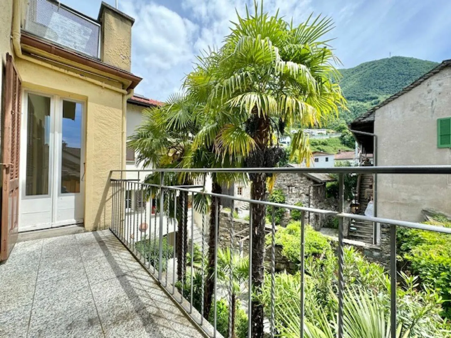 IN VENDITA NEL CENTRO DI VIRA GAMBAROGNO - CASA PLURIFAMILIARE CON 4 APPARTAMENTI E UN MAGAZZINO - Foto 5 di 15