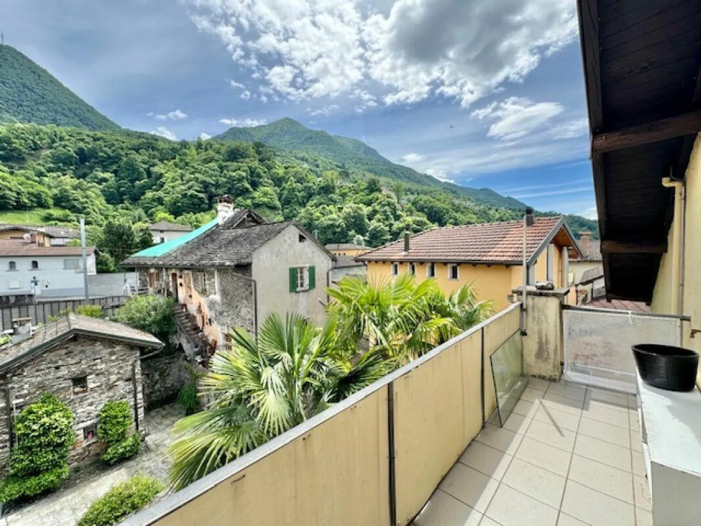 IN VENDITA NEL CENTRO DI VIRA GAMBAROGNO - CASA PLURIFAMILIARE CON 4 APPARTAMENTI E UN MAGAZZINO - Foto 4 di 15