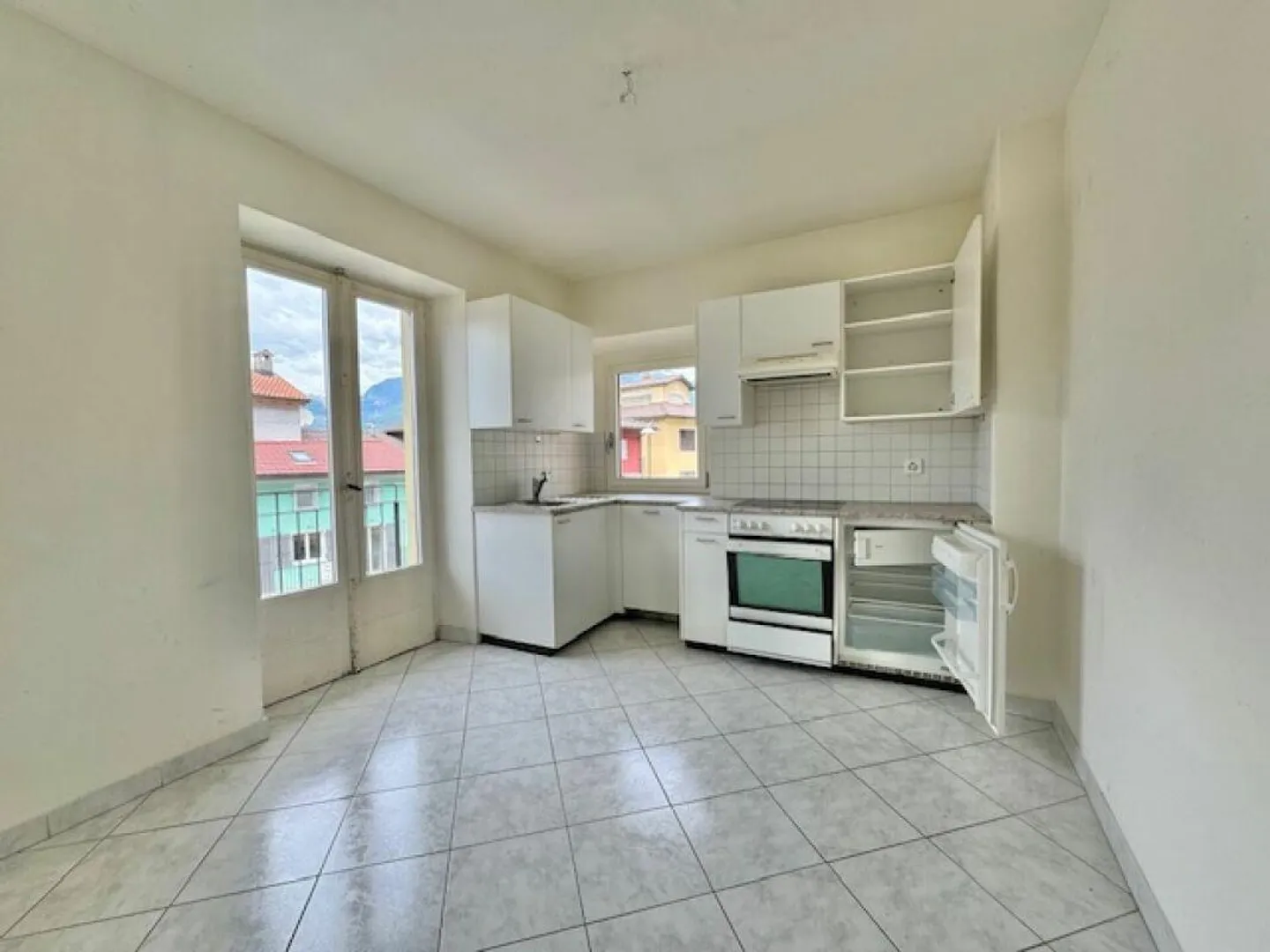 IN VENDITA NEL CENTRO DI VIRA GAMBAROGNO - CASA PLURIFAMILIARE CON 4 APPARTAMENTI E UN MAGAZZINO - Foto 9 di 15