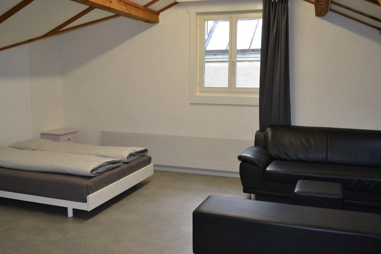 Large partially furnished room for rent in the center of Altdorf - Photo 6 of 9