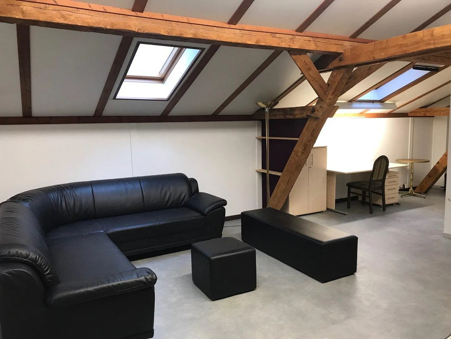 Large partially furnished room for rent in the center of Altdorf - Photo 3 of 9