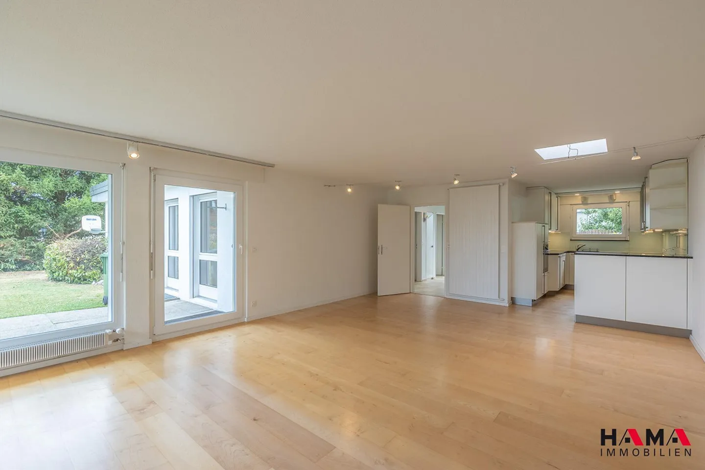 Spacious 6.5-room terrace house with sauna and pool in prime location - Photo 3 of 30