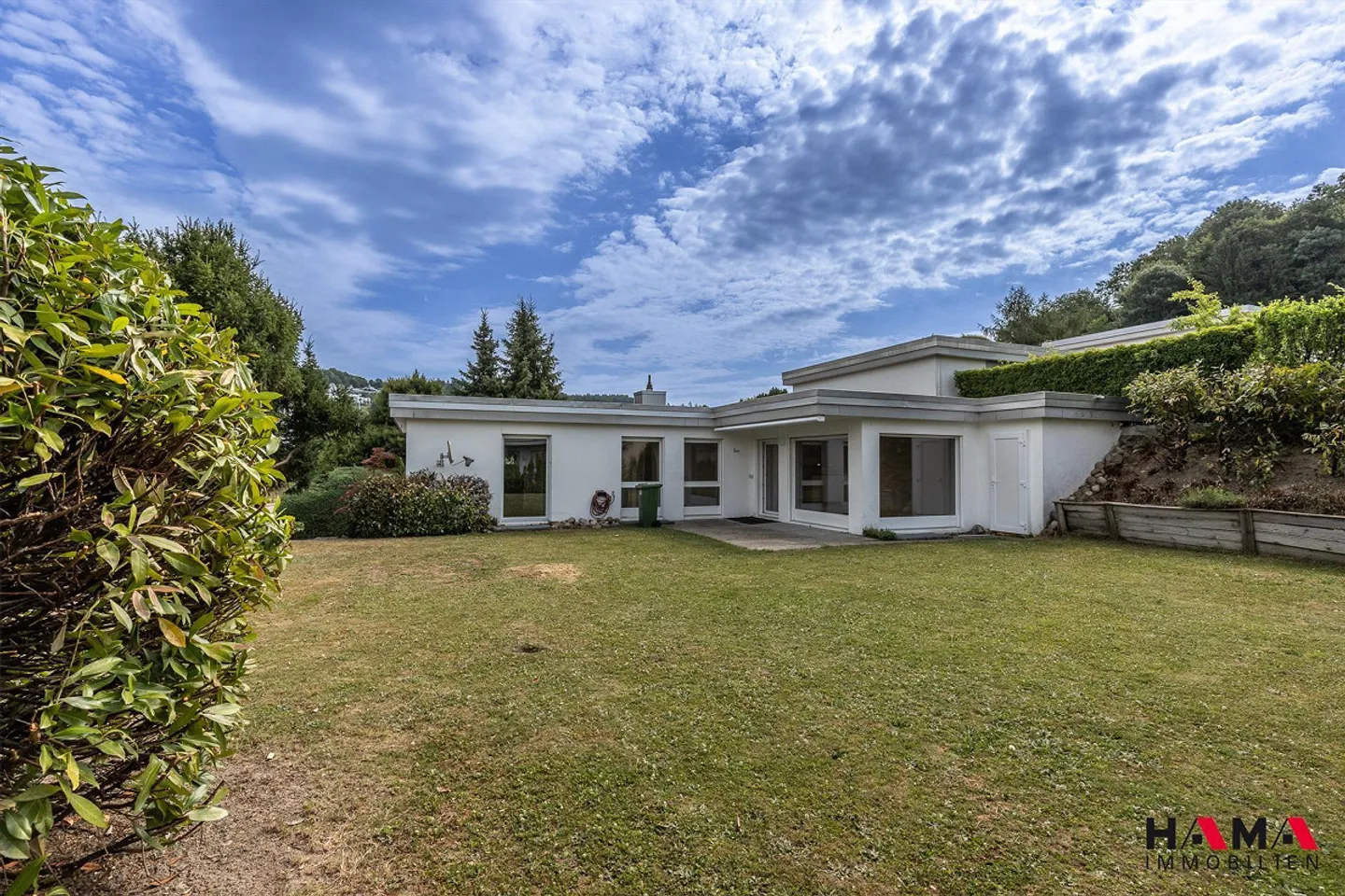 Spacious 6.5-room terrace house with sauna and pool in prime location - Photo 1 of 30