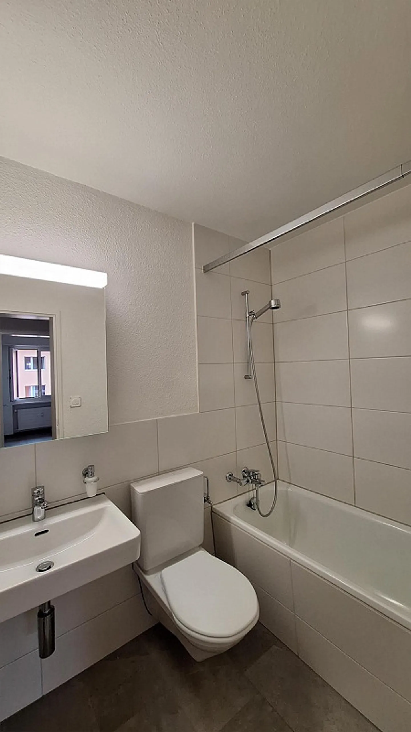 3.5-room apartment - large & light-flooded apartment in a quiet location - Photo 6 of 7