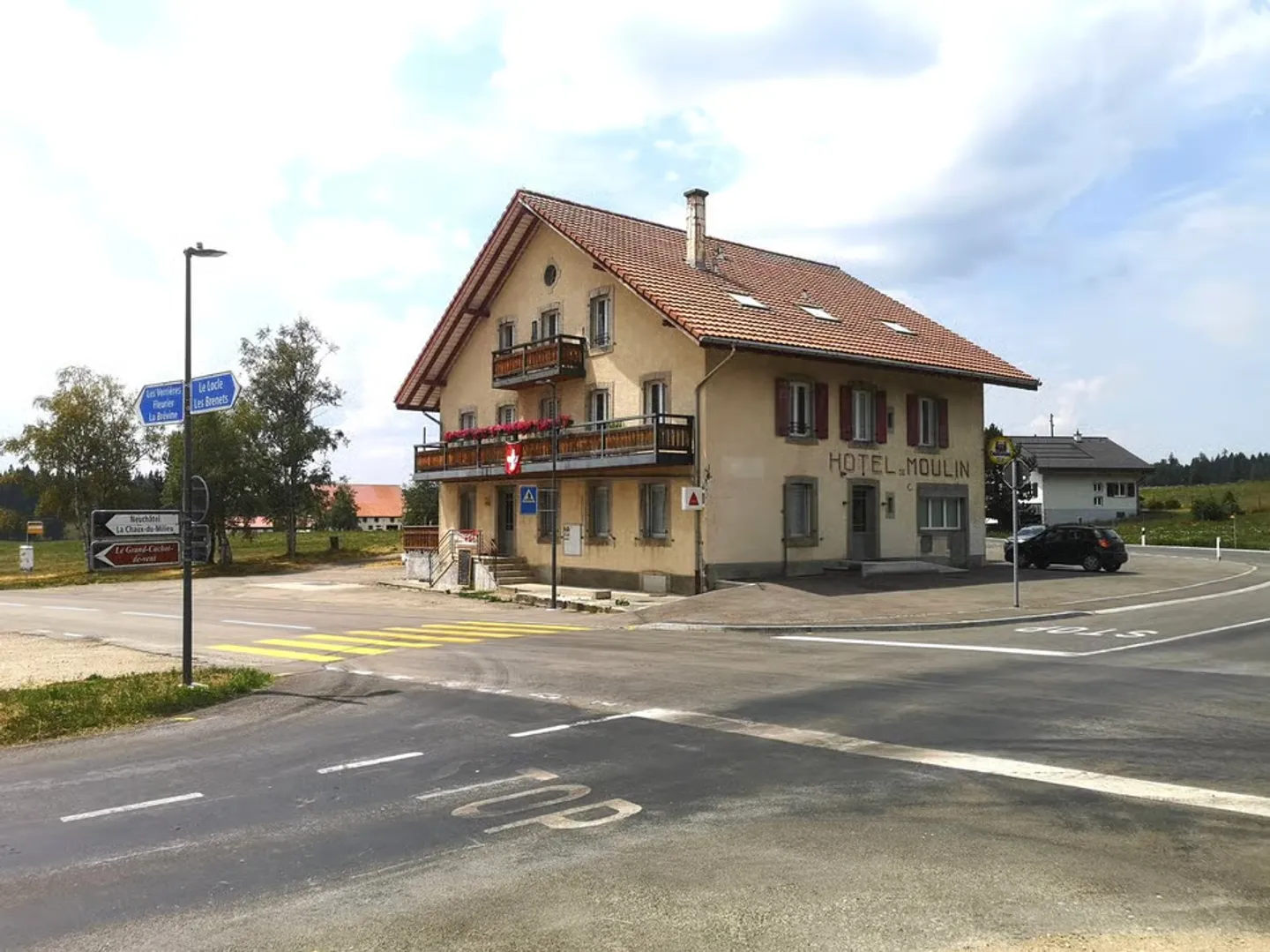 Mixed-use building with restaurant, 4 apartments, storage, collective garage, solar panels - Photo 2 of 9