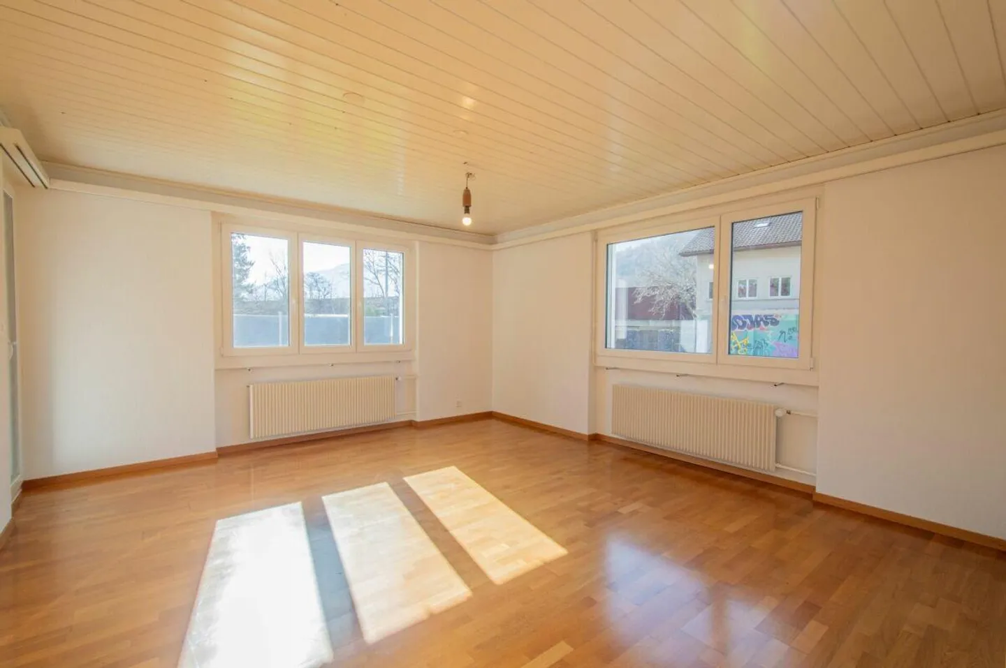 Well-maintained single-family house with outdoor area - Photo 4 of 21