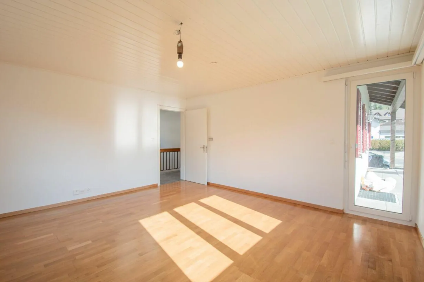 Well-maintained single-family house with outdoor area - Photo 5 of 21