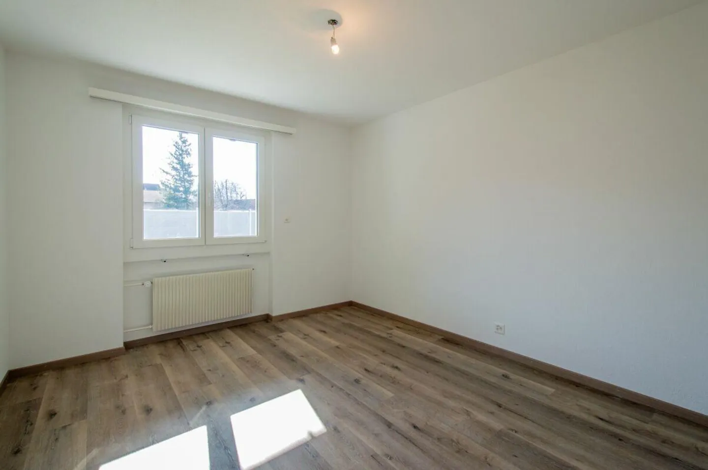 Well-maintained single-family house with outdoor area - Photo 8 of 21