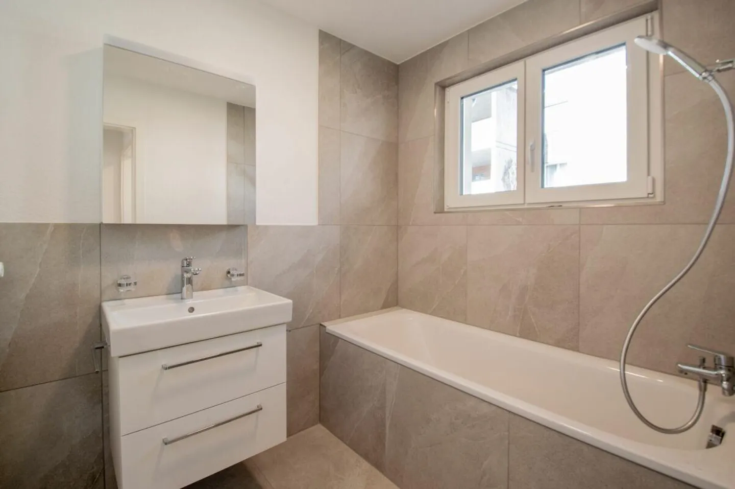 Well-maintained single-family house with outdoor area - Photo 10 of 21