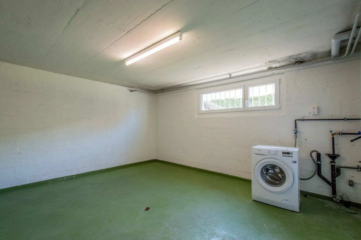 Well-maintained single-family house with outdoor area - Photo 14 of 21