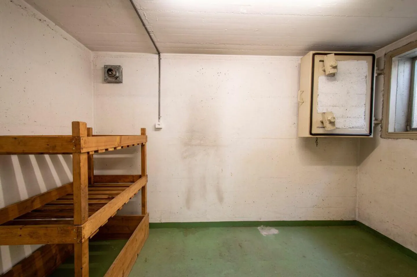 Well-maintained single-family house with outdoor area - Photo 17 of 21