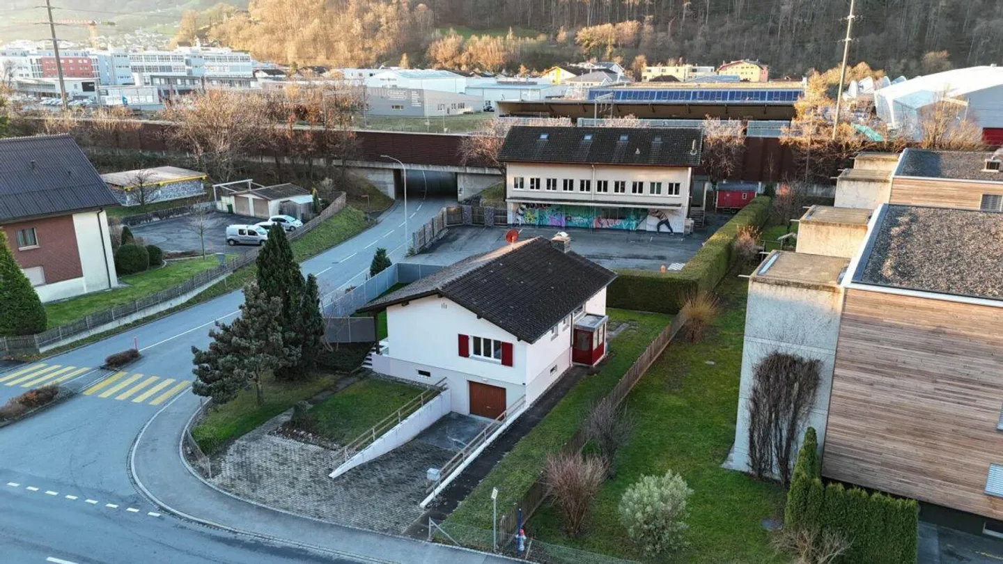 Well-maintained single-family house with outdoor area - Photo 19 of 21