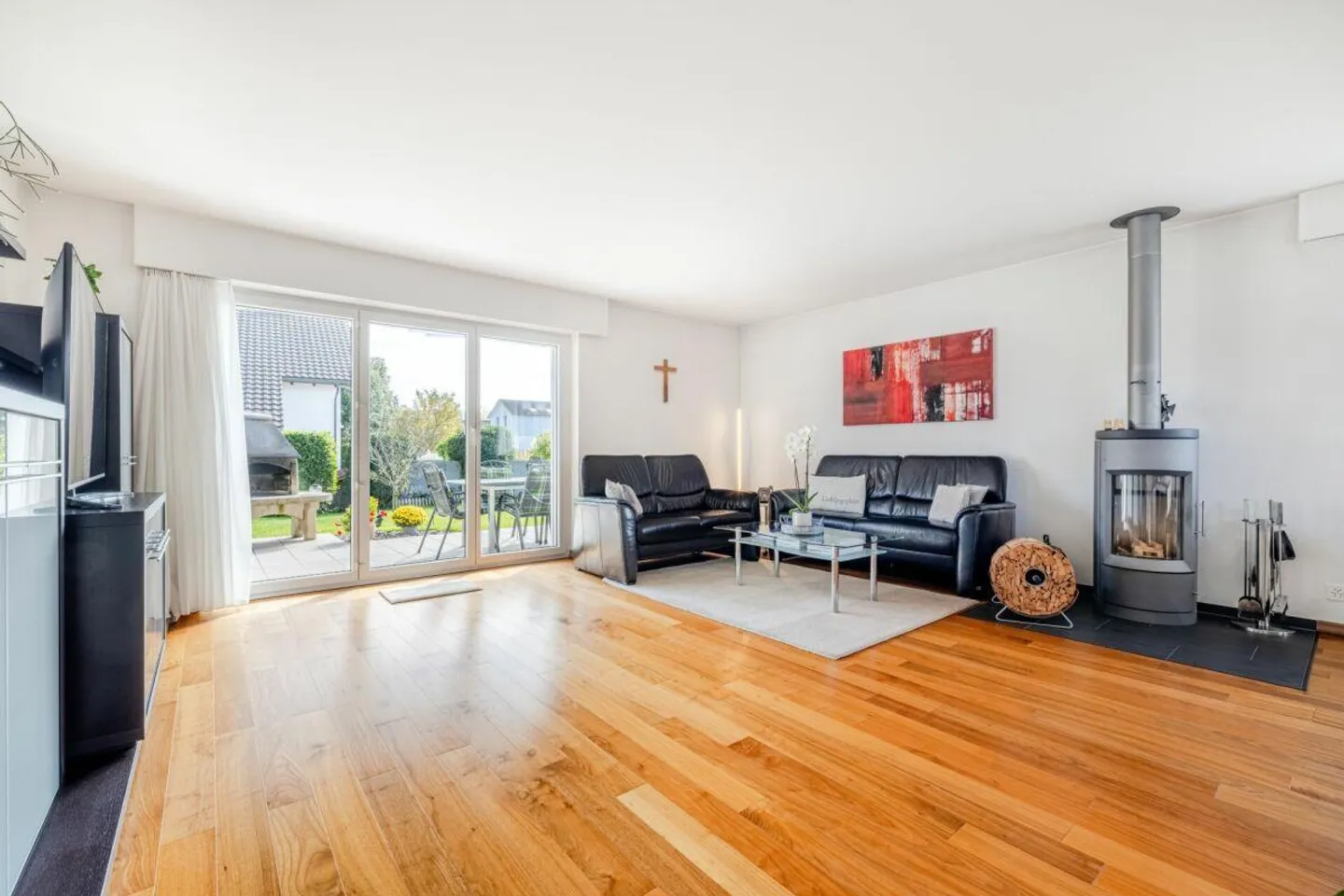 Family-friendly living with charm - Photo 3 of 8