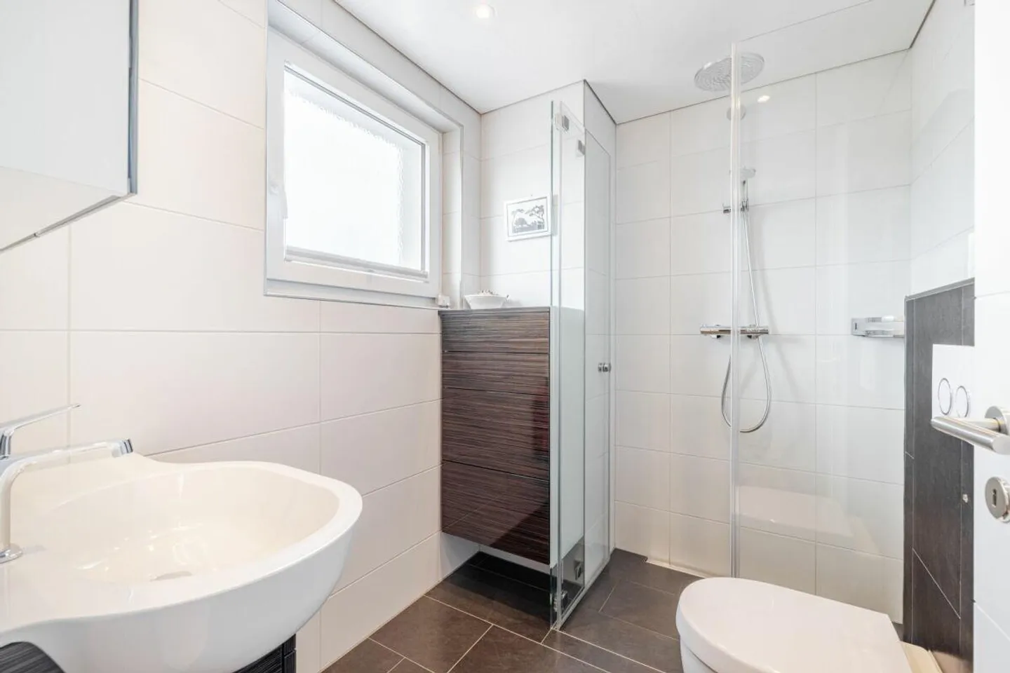 Family-friendly living with charm - Photo 5 of 8