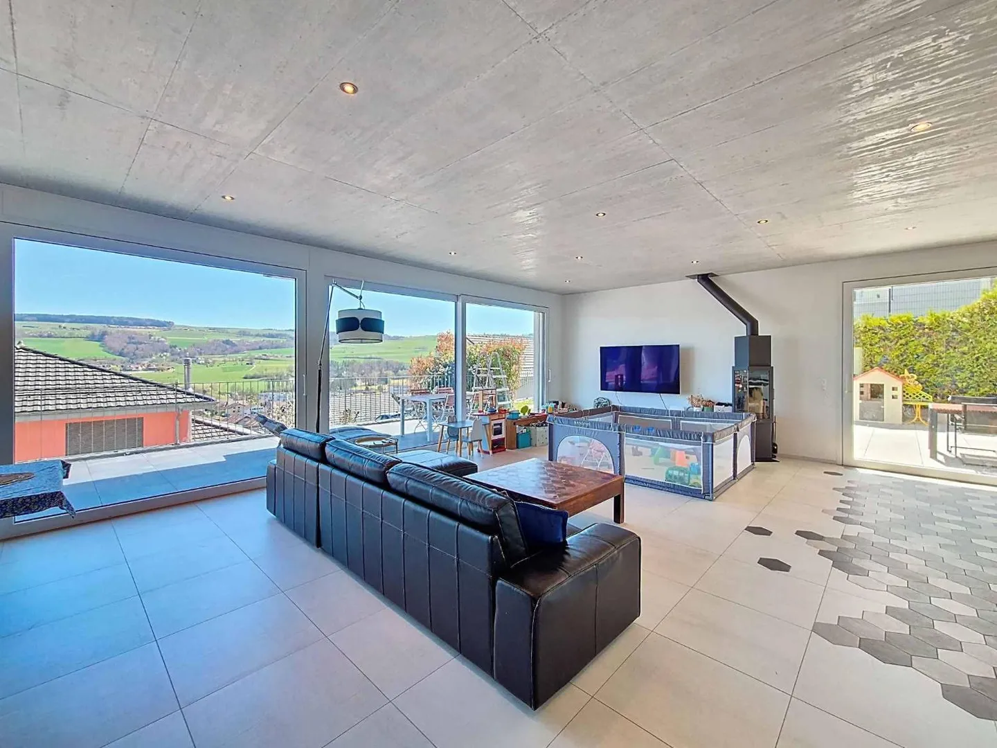 Elegant Family Villa in Lucens - Photo 3 of 13