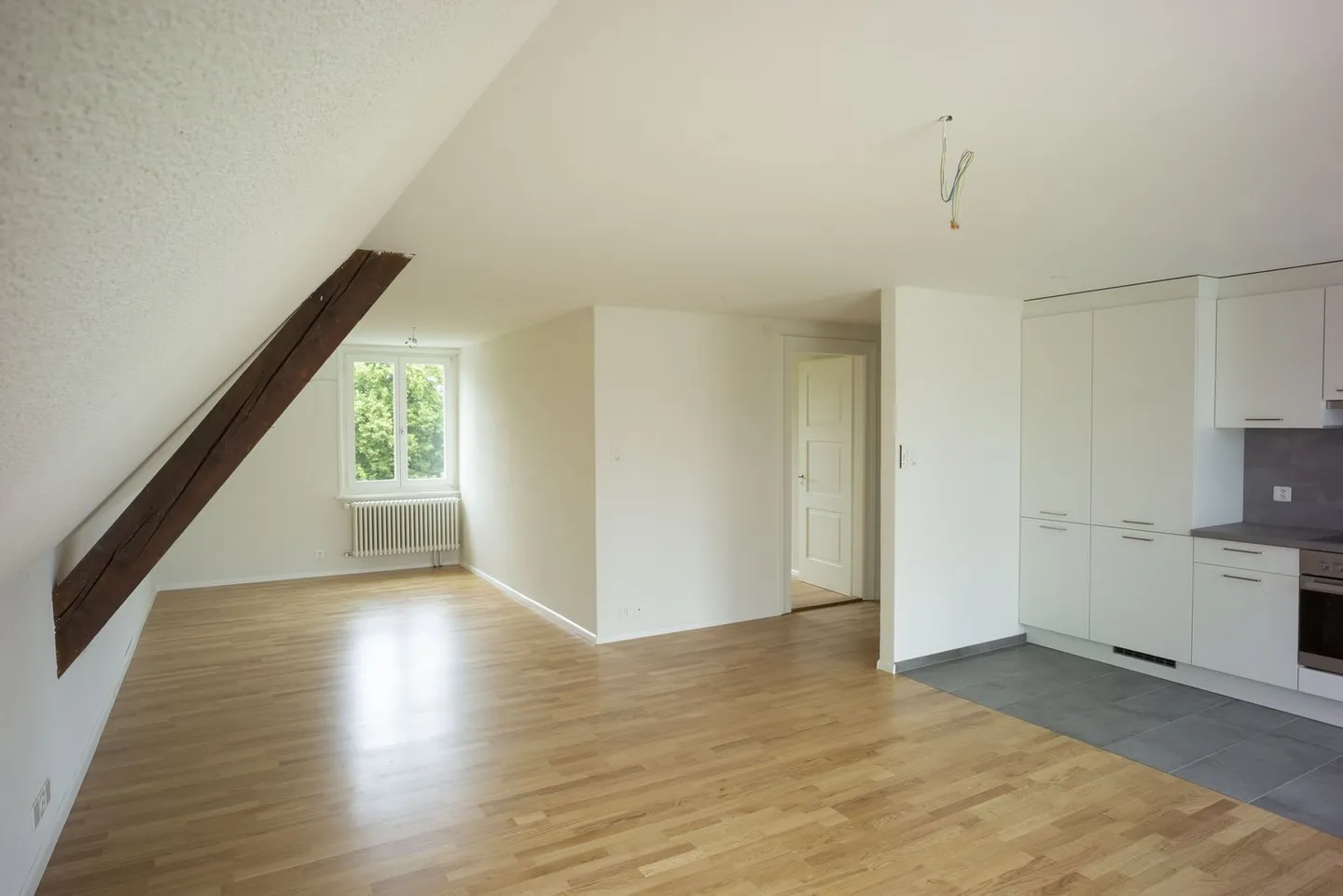 Spacieuse, nouvellement rénovée maisonette de 2,5 pièces - Photo 2 sur 6