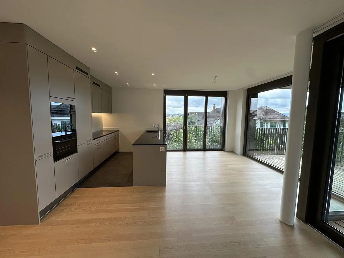 Modern 5.5-room apartment on the ground floor in a quiet neighborhood - Photo 3 of 8