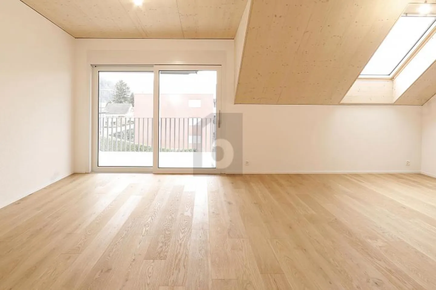 Penthouse for rent - Photo 3 of 6