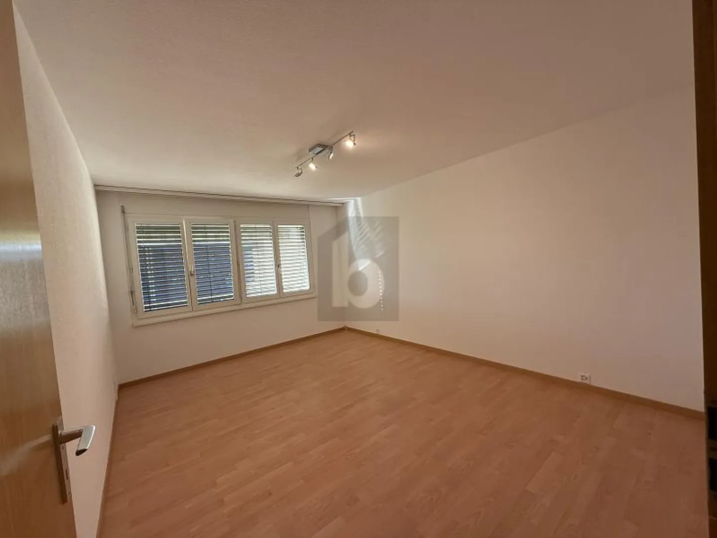 Ben tenuto con camino e balcone soleggiato! - Foto 3 di 6