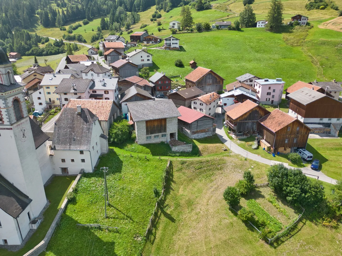 Baulandparzelle mit Stall in der Dorfkernzone - Foto 1 von 9