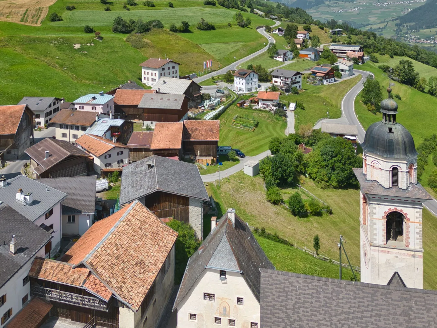Baulandparzelle mit Stall in der Dorfkernzone - Foto 3 von 9