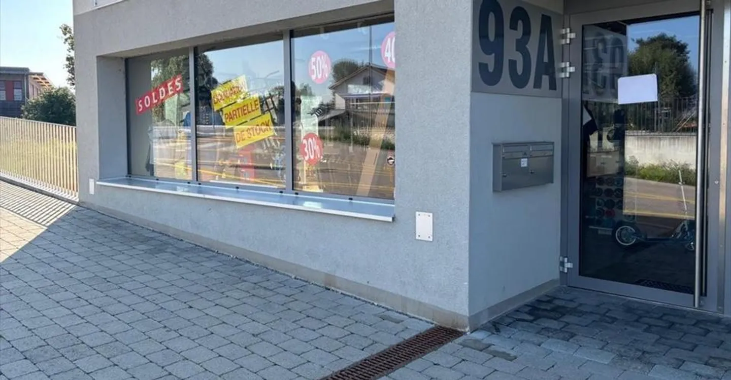 Mixed-use building for rent - Photo 2 of 3