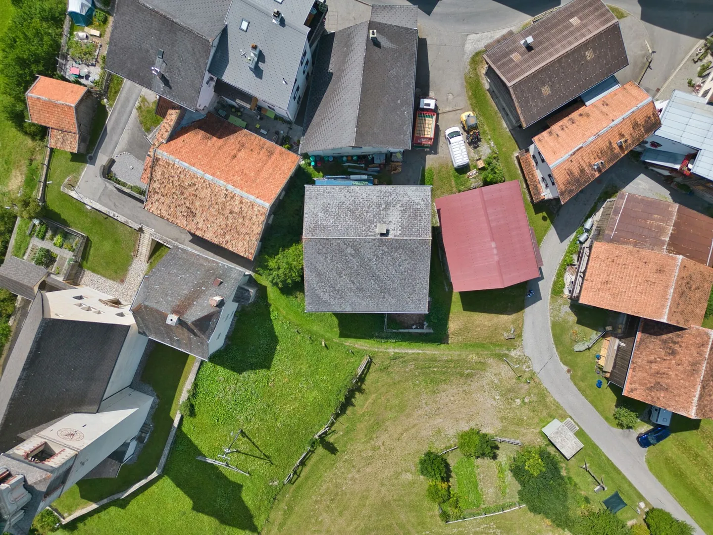 Baulandparzelle mit Stall in der Dorfkernzone - Foto 6 von 9