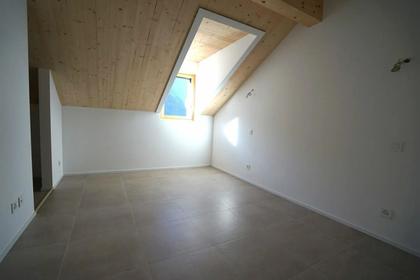 Beautiful and new penthouse apartment with 3.5 rooms - Photo 7 of 9