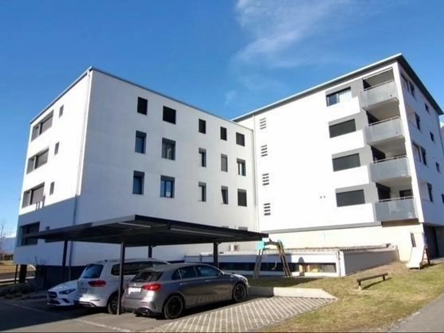 «3 1/2-Zimmer-Attika-Wohnung an sehr zentraler, ruhiger, sonniger Aussichtslage / appartamento attico di 3 1/2 loc, centrale, soleggiata e tranquilla» - Foto 1 di 16