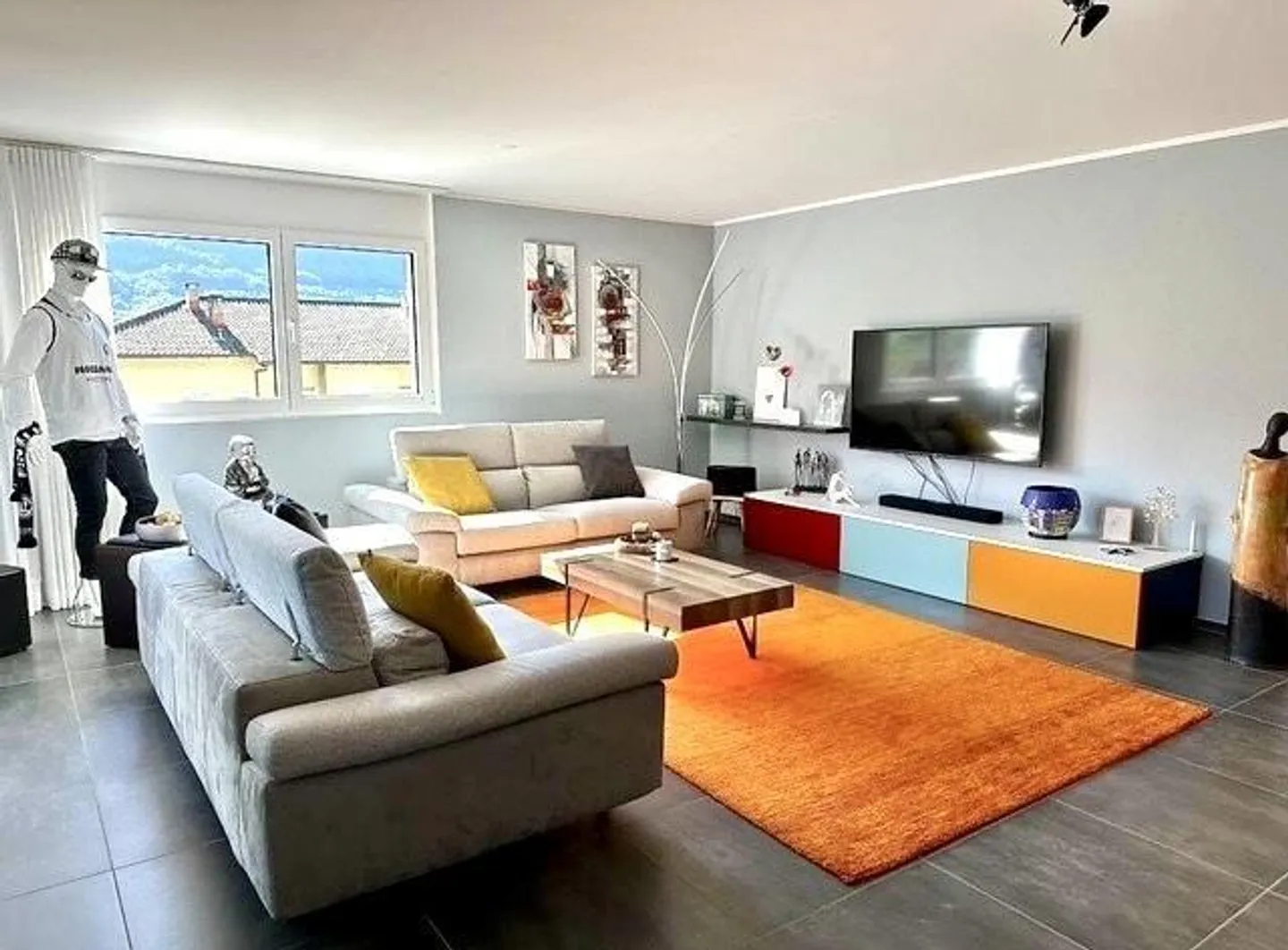 «3 1/2-Zimmer-Attika-Wohnung an sehr zentraler, ruhiger, sonniger Aussichtslage / appartamento attico di 3 1/2 loc, centrale, soleggiata e tranquilla» - Foto 2 di 16