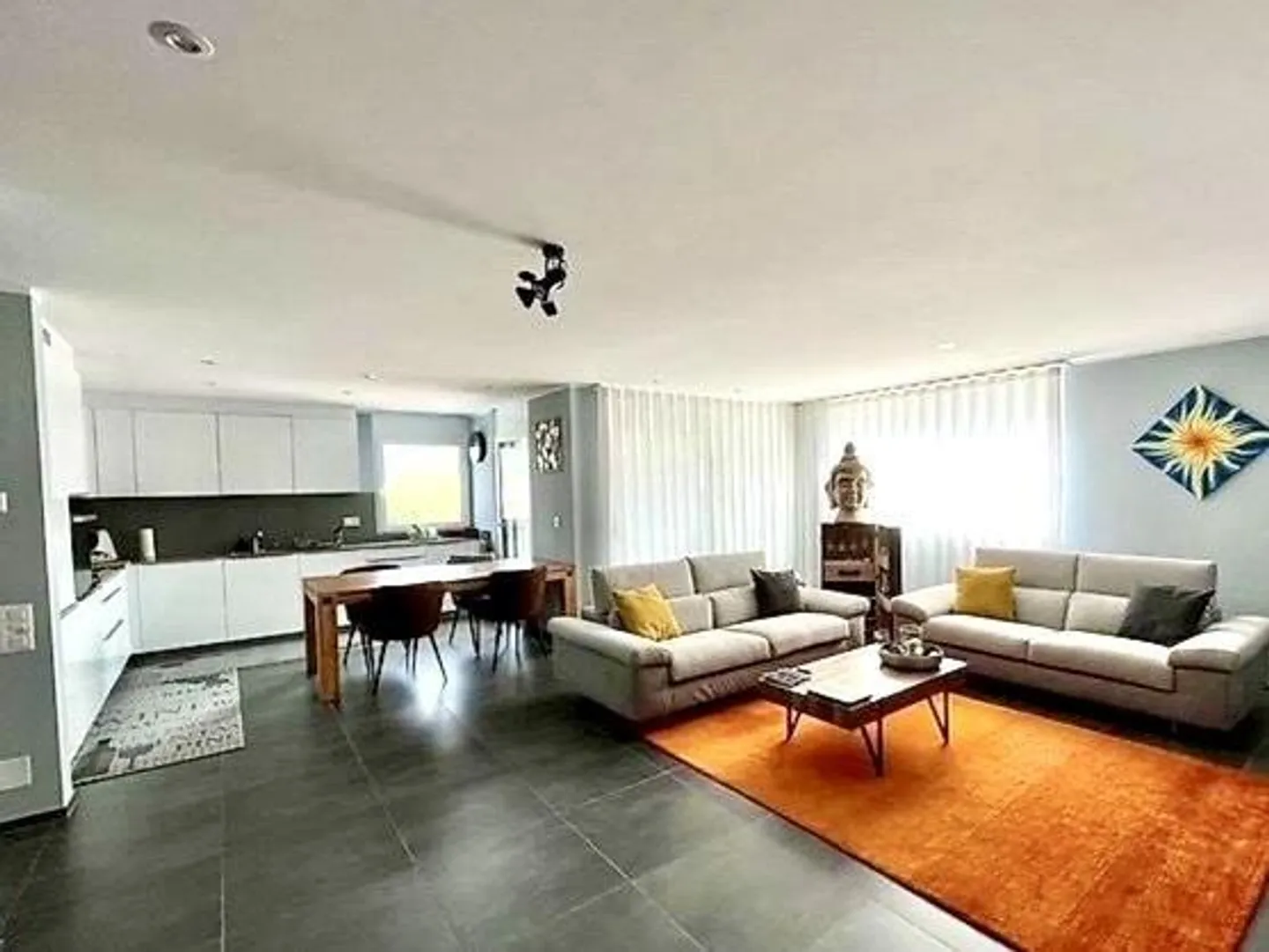 «3 1/2-Zimmer-Attika-Wohnung an sehr zentraler, ruhiger, sonniger Aussichtslage / appartamento attico di 3 1/2 loc, centrale, soleggiata e tranquilla» - Foto 3 di 16
