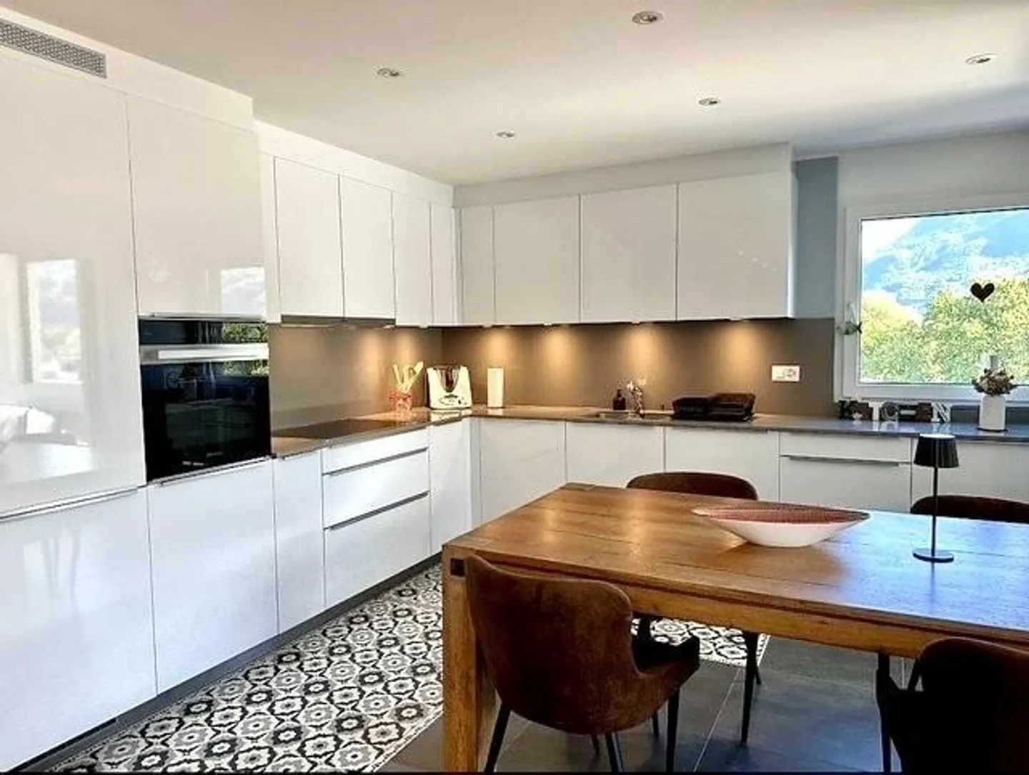 «3 1/2-Zimmer-Attika-Wohnung an sehr zentraler, ruhiger, sonniger Aussichtslage / appartamento attico di 3 1/2 loc, centrale, soleggiata e tranquilla» - Foto 4 di 16