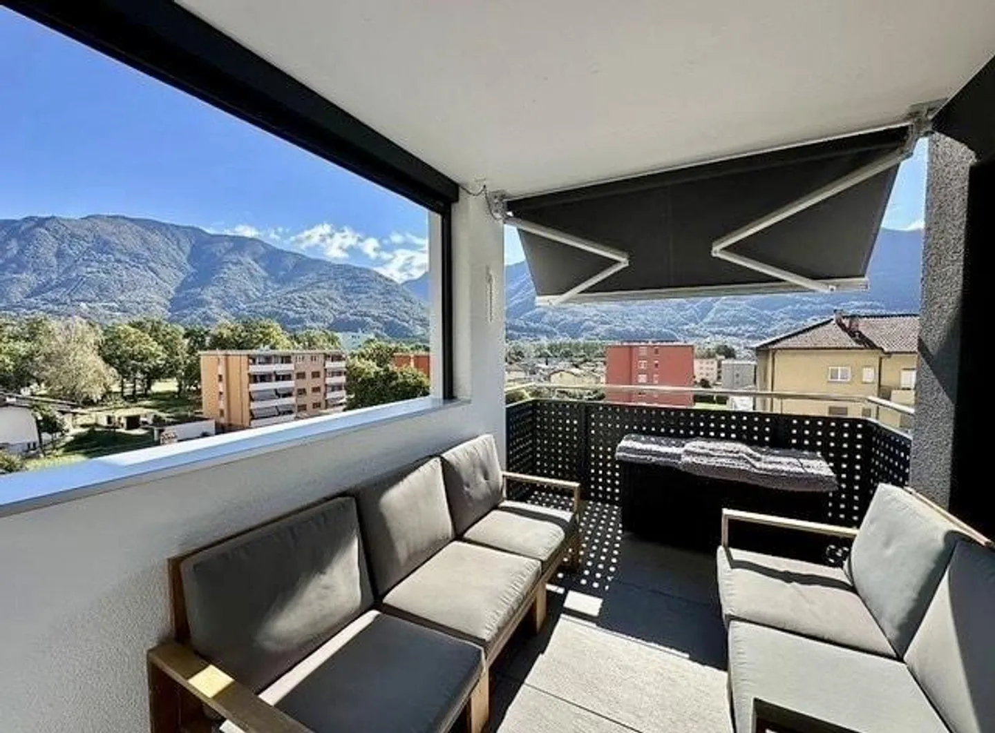 «3 1/2-Zimmer-Attika-Wohnung an sehr zentraler, ruhiger, sonniger Aussichtslage / appartamento attico di 3 1/2 loc, centrale, soleggiata e tranquilla» - Foto 10 di 16