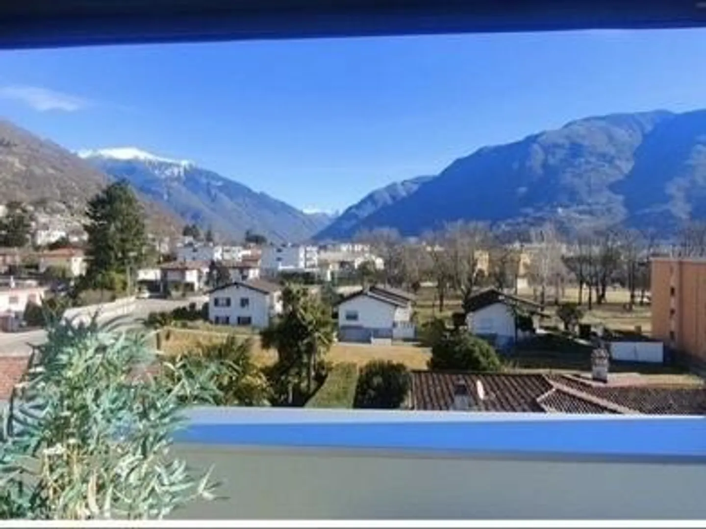 «3 1/2-Zimmer-Attika-Wohnung an sehr zentraler, ruhiger, sonniger Aussichtslage / appartamento attico di 3 1/2 loc, centrale, soleggiata e tranquilla» - Foto 11 di 16