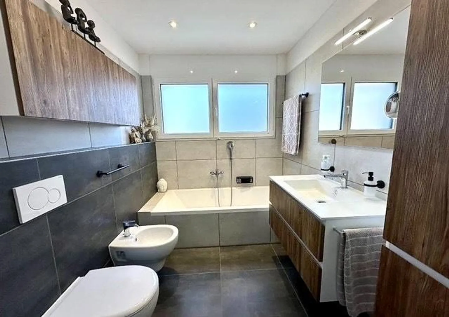 «3 1/2-Zimmer-Attika-Wohnung an sehr zentraler, ruhiger, sonniger Aussichtslage / appartamento attico di 3 1/2 loc, centrale, soleggiata e tranquilla» - Foto 8 di 16