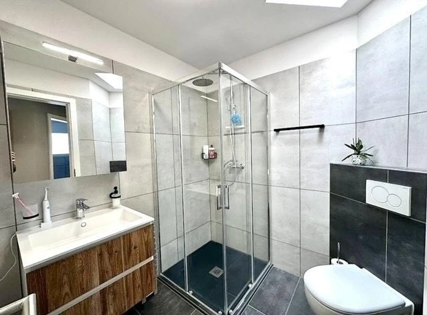«3 1/2-Zimmer-Attika-Wohnung an sehr zentraler, ruhiger, sonniger Aussichtslage / appartamento attico di 3 1/2 loc, centrale, soleggiata e tranquilla» - Foto 9 di 16