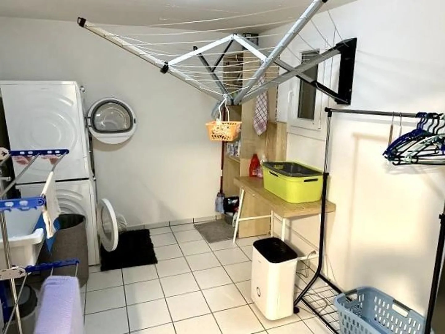 «3 1/2-Zimmer-Attika-Wohnung an sehr zentraler, ruhiger, sonniger Aussichtslage / appartamento attico di 3 1/2 loc, centrale, soleggiata e tranquilla» - Foto 12 di 16