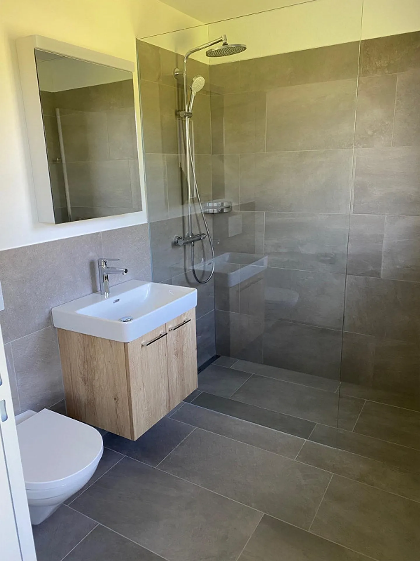 Appartement de 4,5 pièces au rez-de-chaussée directement sur Aabach avec équipements modernes - Photo 2 sur 3