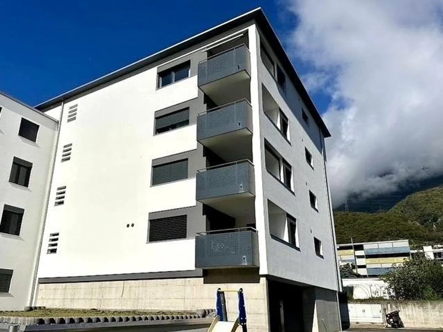 «3 1/2-Zimmer-Attika-Wohnung an sehr zentraler, ruhiger, sonniger Aussichtslage / appartamento attico di 3 1/2 loc, centrale, soleggiata e tranquilla» - Foto 14 di 16
