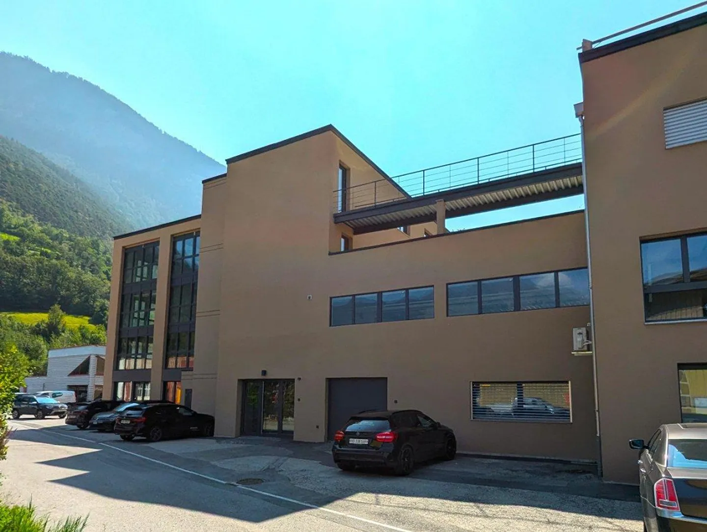 Espaces commerciaux et de bureaux dans une zone industrielle émergente - Photo 4 sur 13