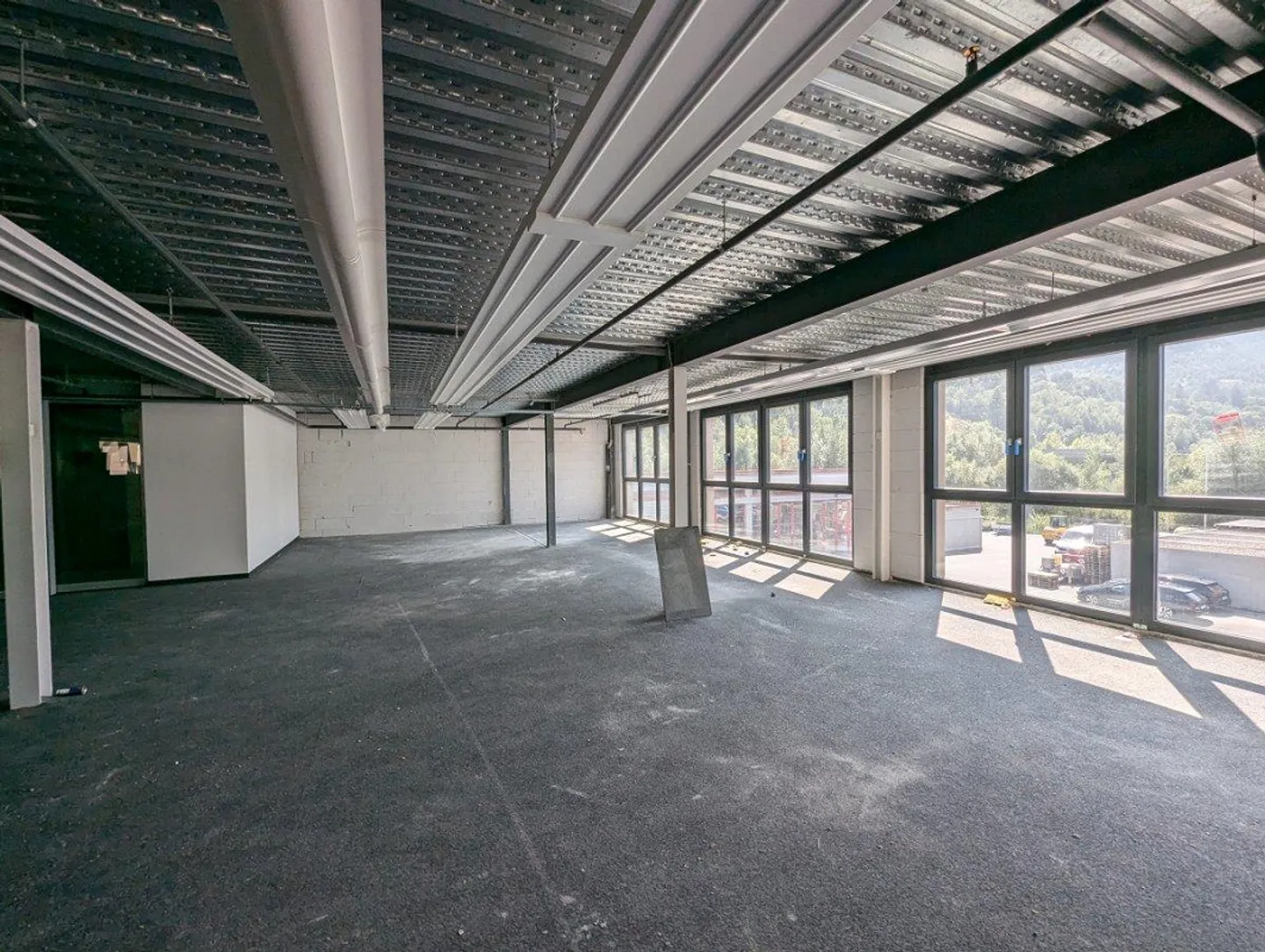 Espaces commerciaux et de bureaux dans une zone industrielle émergente - Photo 11 sur 13