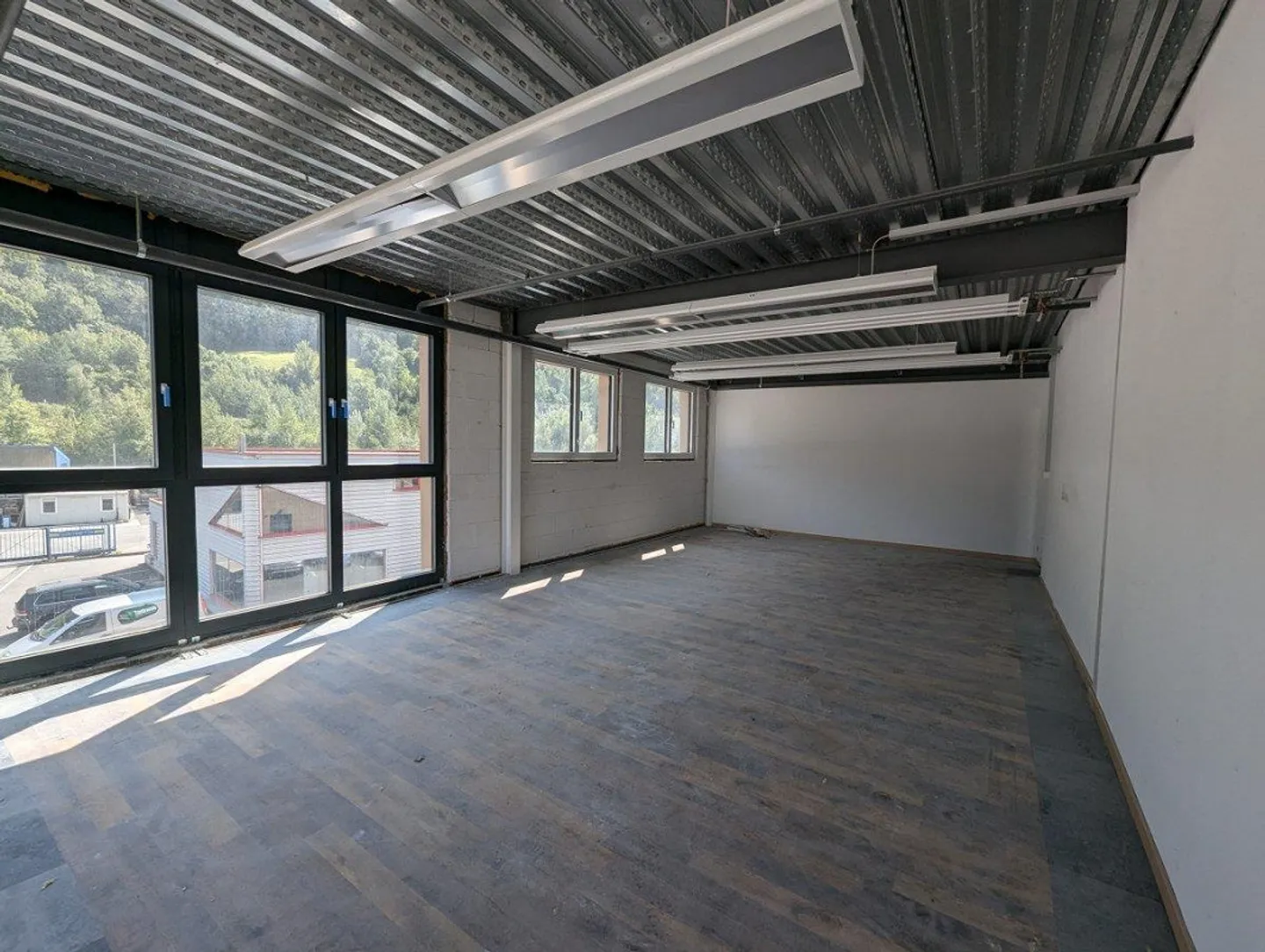 Espaces commerciaux et de bureaux dans une zone industrielle émergente - Photo 12 sur 13