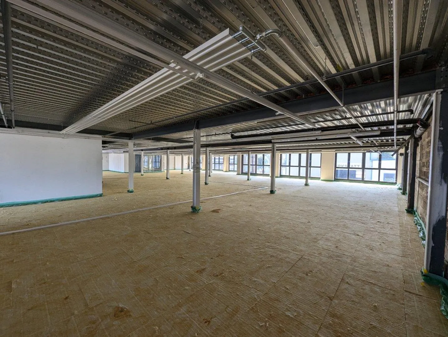 Espaces commerciaux et de bureaux dans une zone industrielle émergente - Photo 7 sur 13